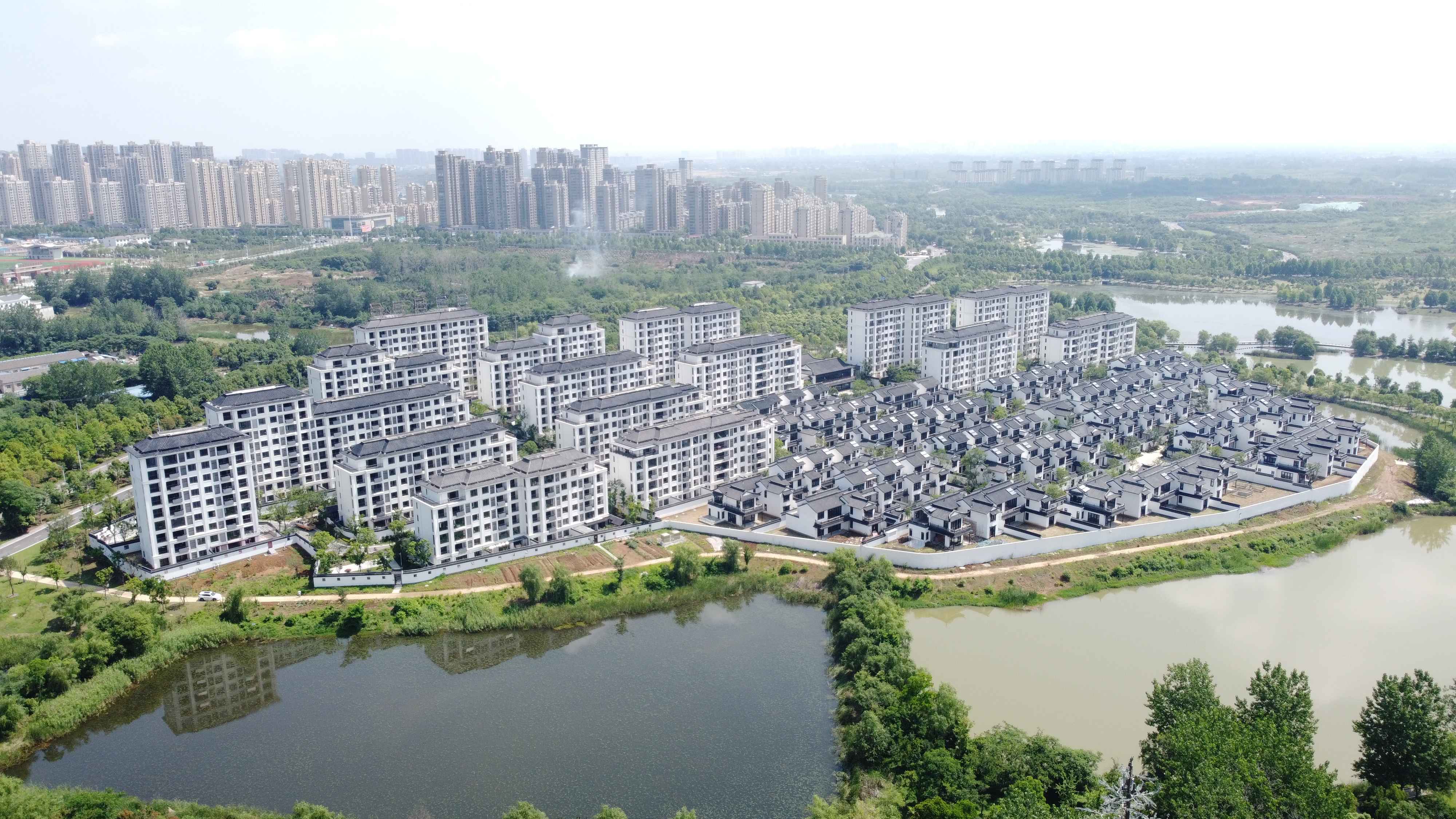 现代化商业综合体大楼，玻璃幕墙外观现代时尚，夜间灯光效果绚丽多彩，周围车流繁忙